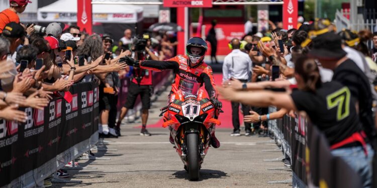 Nicolò Bulega destroi recorde de Misano mas ainda pode perder o lugar; Axel Bassani coloca Bimota na primeira fila, inédito desde 1989