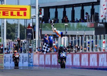 Stefano Manzi vence de forma épica em Misano na corrida 1 do WSSP, depois de arrancar do décimo lugar