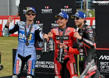 Marc Márquez defende irmão e rivais das críticas e questiona: ‘Então o Bezzecchi porque é que hoje não me atacou? Respeitem os pilotos’