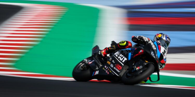 Toprak Razgatlioglu domina Warm Up do WSBK em Misano, onde Nicolò Bulega caiu