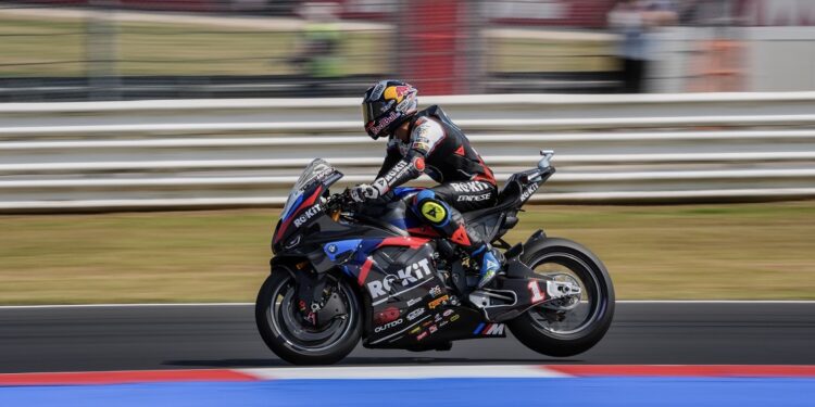 Toprak Razgatlioglu impõe-se em Misano e bate Nicolò Bulega por 0,226s; Álvaro Bautista em terceiro