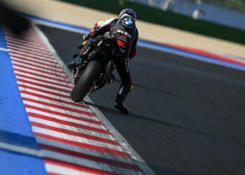 Toprak Razgatlioglu faz dobradinha este domingo e vence corrida 2 do WSBK; Nicolò Bulega chega a segundo depois de arrancar da quarta fila