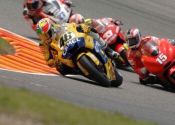 Vídeo: Recorde a batalha épica em Mugello, com quase duas décadas, que Valentino Rossi venceu