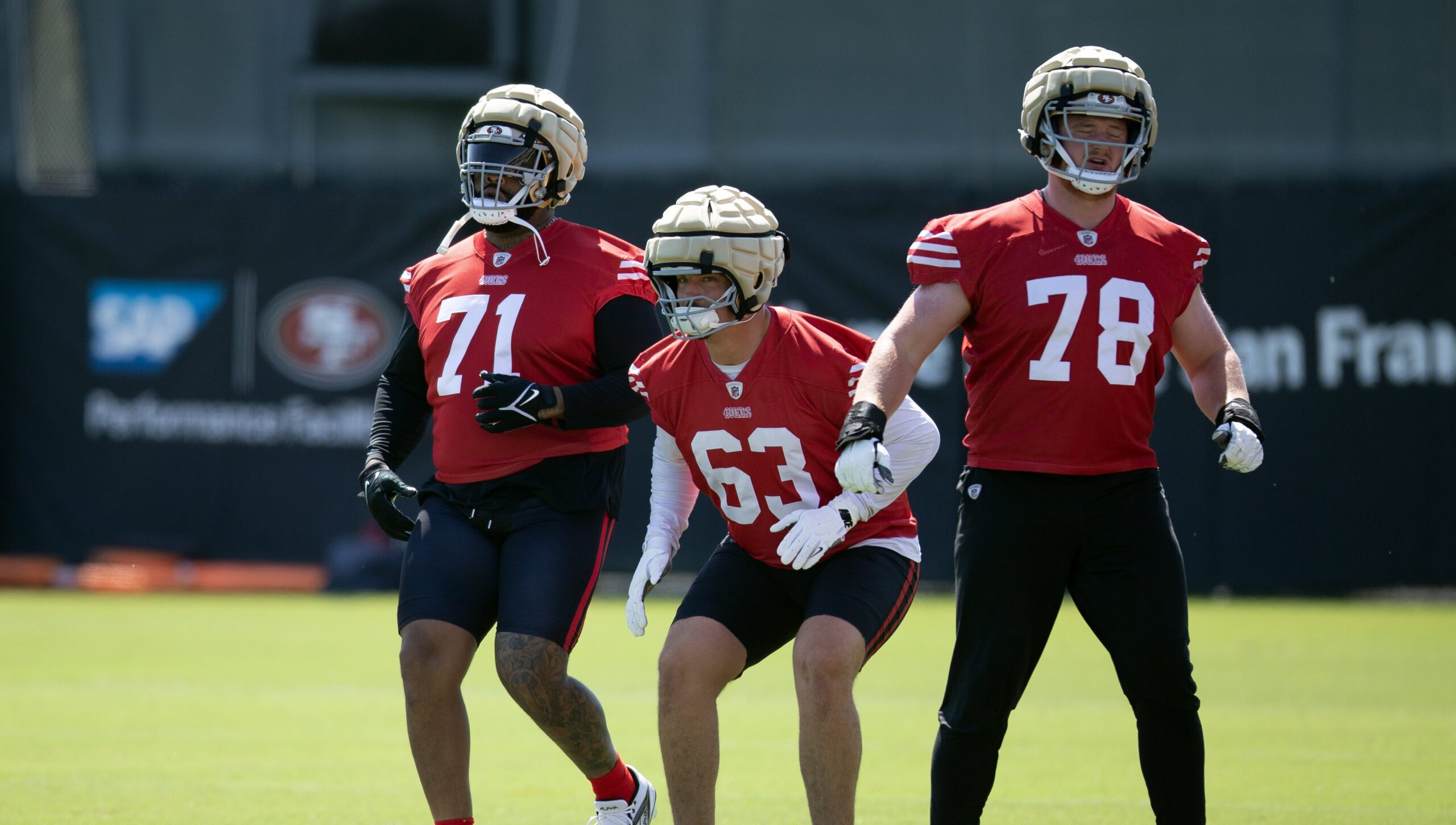 Trent Williams defies age and whispers of retirement to anchor 49ers' offensive line at 37 - Motociclismo