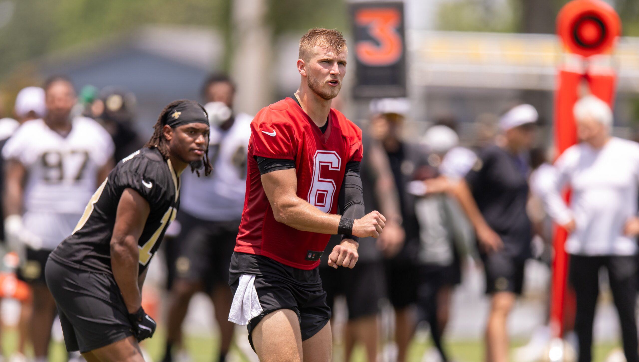 Tyler Shough e Spencer Rattler accendono la battaglia per il ruolo di  quarterback a New Orleans mentre i Saints cercano una nuova identità. -  Motociclismo
