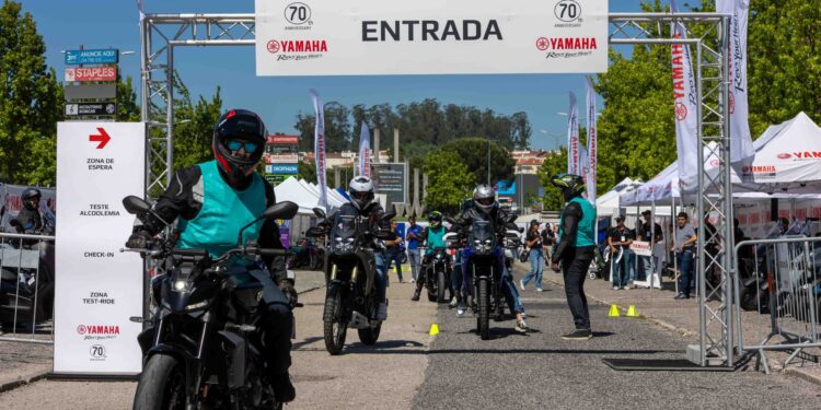 Yamaha comemora 70 anos em Portugal com três paragens, muitas emoções e cheiro a borracha queimada