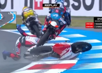 Vídeo: A assustadora queda entre Buasri e O’Shea no Moto3, que levou ambos ao centro médico do circuito