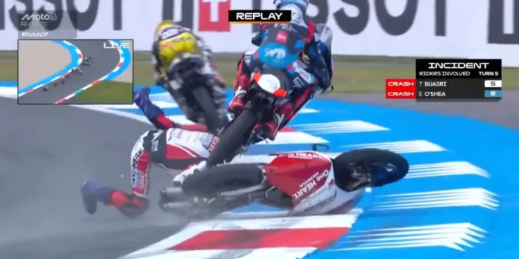 Vídeo: A assustadora queda entre Buasri e O’Shea no Moto3, que levou ambos ao centro médico do circuito