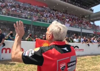 Vídeo: Davide Tardozzi cansado de assobios a Marc Márquez, pede aos adeptos italianos para pararem e apoiarem espanhol