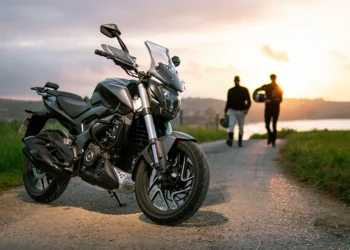 Bajaj Dominar 400 recebe atualização Euro 5+ e um novo tom vermelho que não passa despercebido