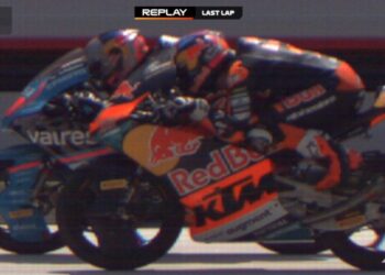 De cortar a respiração: Máximo Quiles estreia-se a vencer no Moto3 em Mugello após ataque na última curva; Carpe ficou a 0.006s!