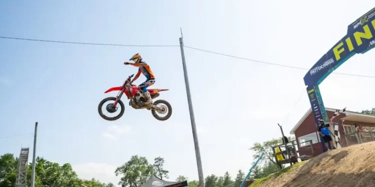 Jett Lawrence com domínio absoluto no regresso do 450MX a Southwick