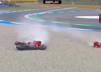 Vídeo: Marc Márquez voltou a cair em Assen, pela segunda vez e desta fez ficou mais combalido