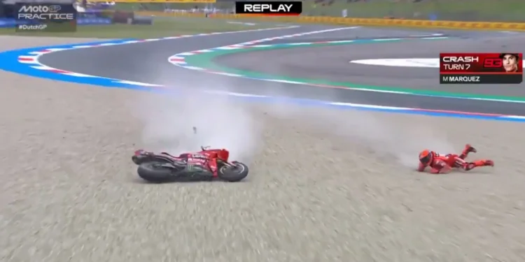Vídeo: Marc Márquez voltou a cair em Assen, pela segunda vez e desta fez ficou mais combalido