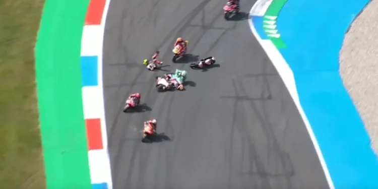 Vídeo: A queda que valeu bandeira vermelha no Moto3, onde Luca Lunetta foi atingido por adversário
