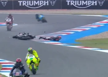 Vídeo: Treino em Assen com nova bandeira vermelha após queda de Lorenzo Savadori