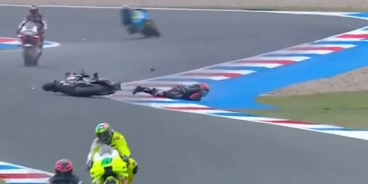 Vídeo: Treino em Assen com nova bandeira vermelha após queda de Lorenzo Savadori