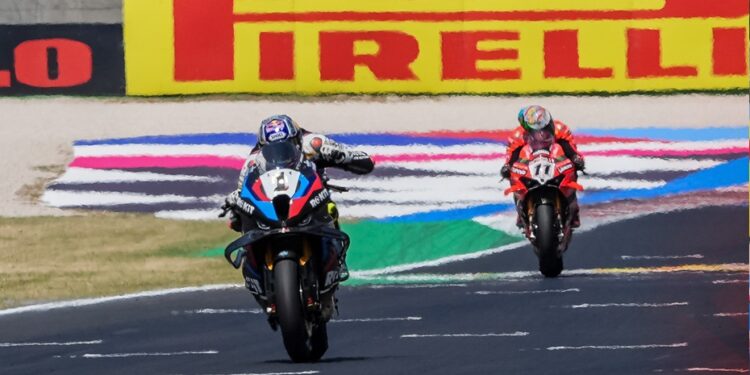 Toprak Razgatlioglu resiste a Nicoló Bulega e conquista vitória em Misano; Já soma mais triunfos do que Álvaro Bautista no WSBK