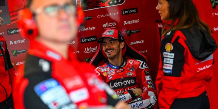 Loris Capirossi Expondo as Dificuldades de Bagnaia na MotoGP: Comparação com Stoner Gera Controvérsia