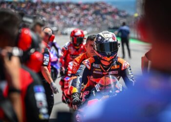 A Corajosa Transformação na Pilotagem de Pedro Acosta Reverbera enquanto Maverick Vinales Abraça as Exigências da KTM.