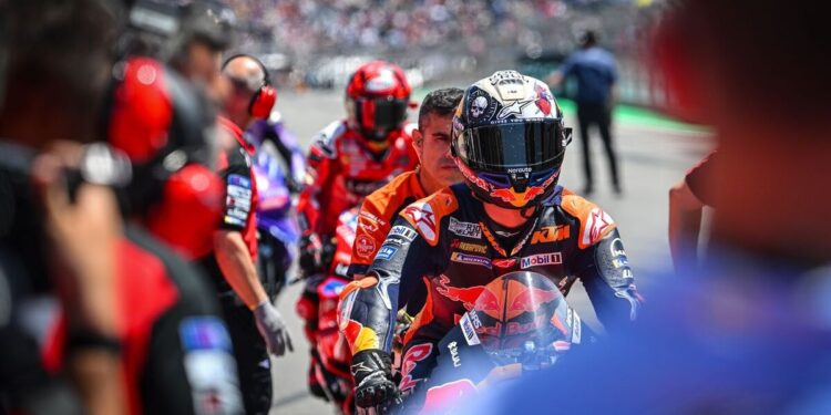 A Corajosa Transformação na Pilotagem de Pedro Acosta Reverbera enquanto Maverick Vinales Abraça as Exigências da KTM.