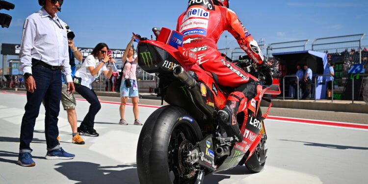 O Triunfo de Pecco Bagnaia: Valores Familiares e a Paixão pelo Motorsport Revelados em Entrevista Explosiva