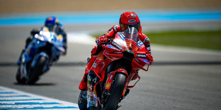 Marc Márquez Desafia o Cansaço: Triunfos Impulsionados pela Adrenalina em Meio ao Custo Físico