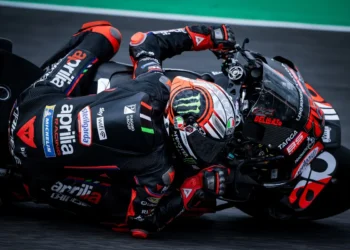 Duelo na Aprilia: Bezzecchi Triunfa com o Regresso de Martín – Drama em Pista na República Checa