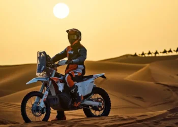 KTM apresenta a edição limitada 450 RALLY REPLICA 2026, herdeira da tradição vencedora do Dakar