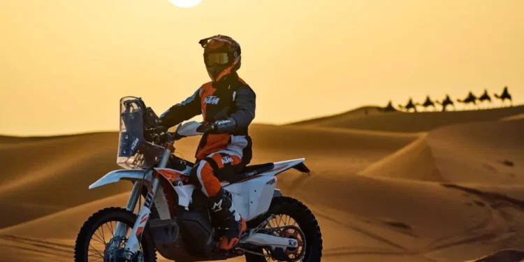 KTM apresenta a edição limitada 450 RALLY REPLICA 2026, herdeira da tradição vencedora do Dakar