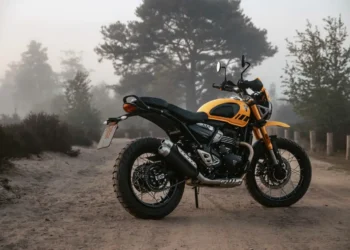 Nova Triumph Scrambler 400 XC chega em 2025 com atitude todo-o-terreno e ADN clássico