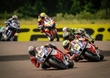 Alex Lowes lidera em Donington