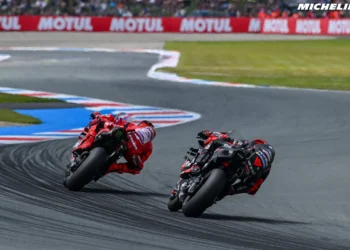 Marco Bezzecchi Triunfa com a Aprilia em Assen: Avanços Aerodinâmicos Impulsionam Sucesso no Pódio