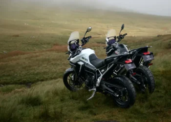 Triumph revela novos esquemas de cor para as Tiger 900 em 2026: mais contraste, mesma atitude aventureira