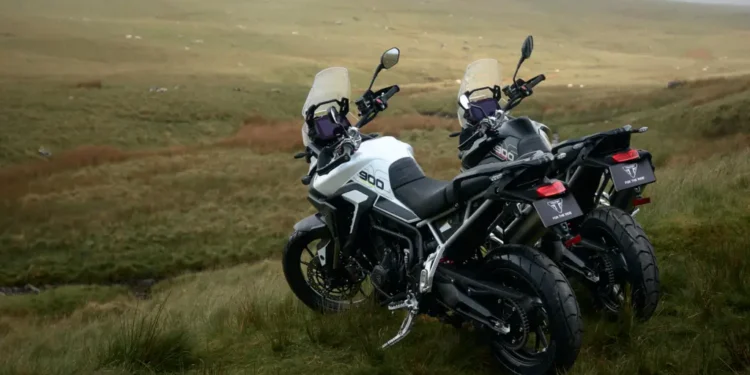 Triumph revela novos esquemas de cor para as Tiger 900 em 2026: mais contraste, mesma atitude aventureira