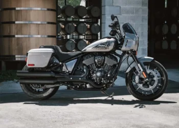 Uma moto, uma guitarra e dezenas de lendas: o tributo visual de Indian Motorcycle a Black Sabbath