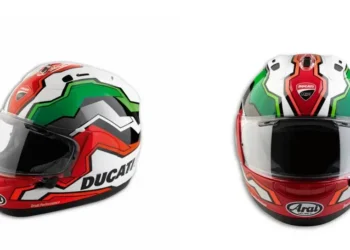 Ducati Corse V8 Flag: Orgulho italiano, num capacete que transforma a pista em adrenalina pura