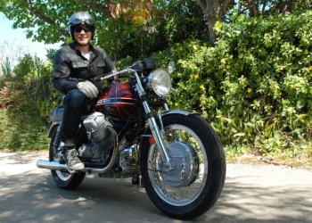 Oportunidade única: Estrela de Star Wars vende rara Moto Guzzi V7 Sport de 1973
