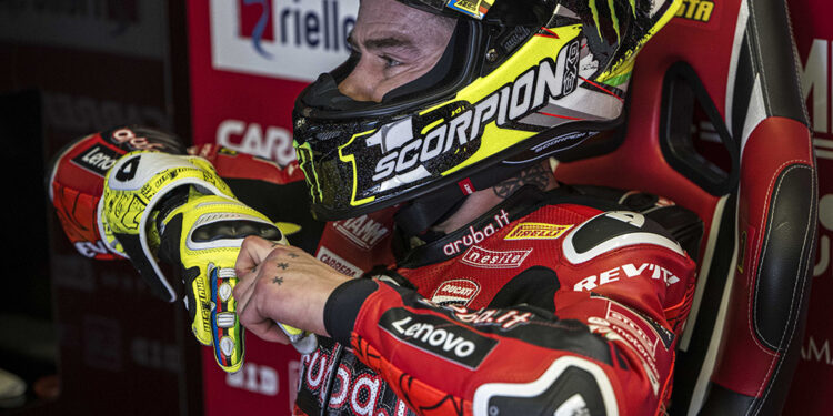 Substituto de Álvaro Bautista: Chefe da Ducati Considera Movimento Arriscado para a Temporada de 2026