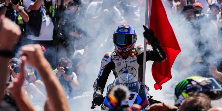 Toprak Razgatlioglu Retorna com Força, Bulega Enfrenta um Confronto Decisivo em Donington!