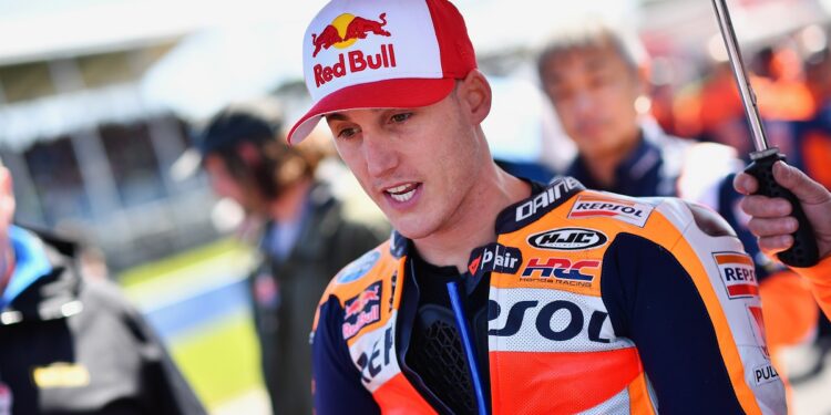 Pol Espargaró renasce após lesão: celebra o triunfo de Pedro Acosta e o legado da equipa de testes da KTM!