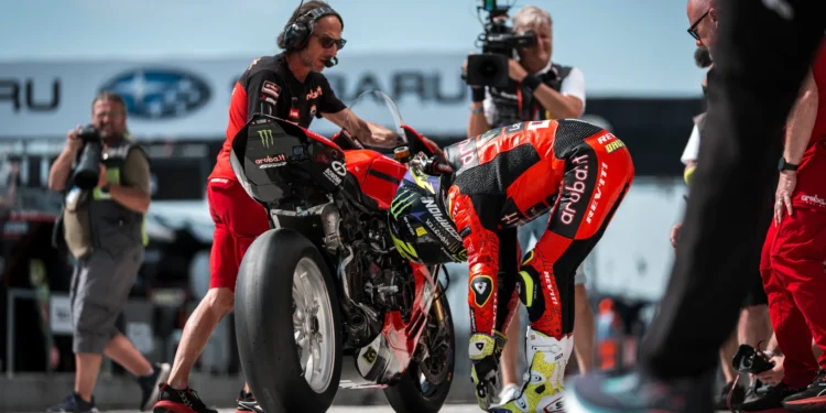 O último combate de Bulega: a batalha épica da Ducati contra Toprak e a BMW em Aragão!