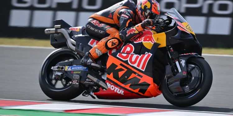 Pol Espargaró surpreende o mundo da MotoGP ao derrotar o campeão Bagnaia num duelo emocionante na última volta!