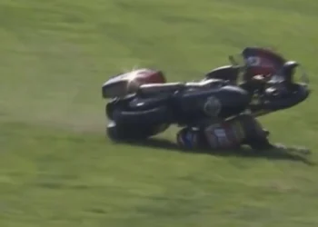 VÍDEO – Queda Assustadora de Bradley Smith Agita o Campeonato MotoAmerica Baggers em Mid-Ohio!