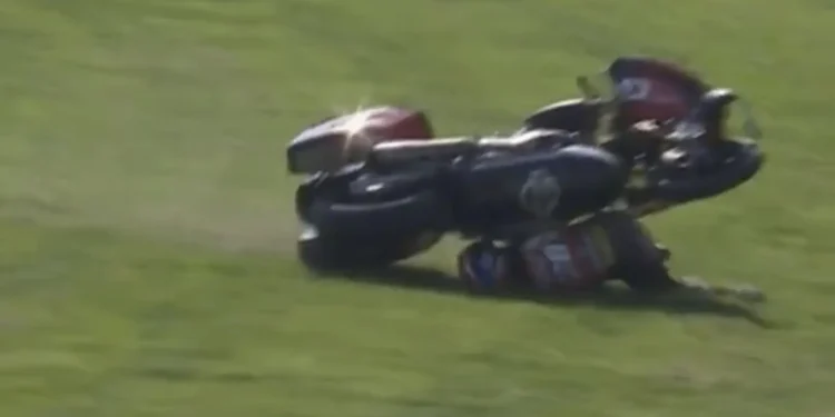 VÍDEO – Queda Assustadora de Bradley Smith Agita o Campeonato MotoAmerica Baggers em Mid-Ohio!