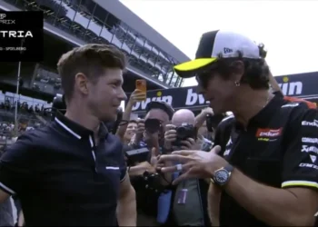 VÍDEO – Reencontro Emocionante entre Valentino Rossi e Casey Stoner no MotoGP da Áustria: Um Abraço Lendário!
