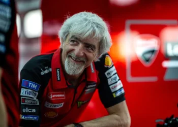 A Revolução de 2027 da Ducati: Dall’Igna Revela Estratégia Incendiária com Dupla Pirro e Bulega!