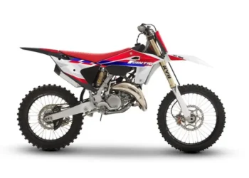 Fantic XX125 2T: Bicampeã mundial Júnior renova-se para 2026