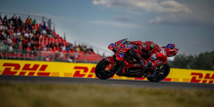 Pecco Bagnaia enfrenta duro revés com Ducati após sessões dececionantes