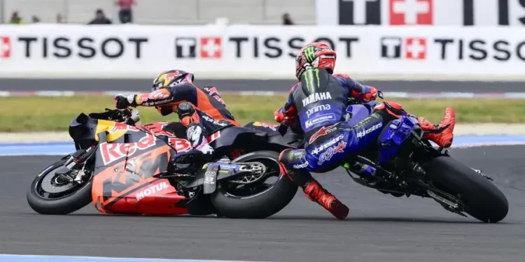 A queda perigosa de Quartararo: Como sacrificou Bastianini para evitar desastre na Sprint do MotoGP!